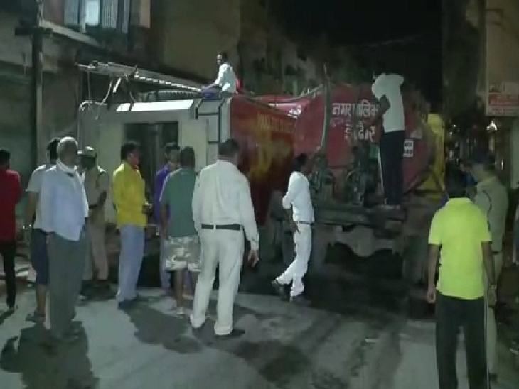 आग की जानकारी लगते ही बड़ी संख्या में लोग मौके पर पहुंच गए।