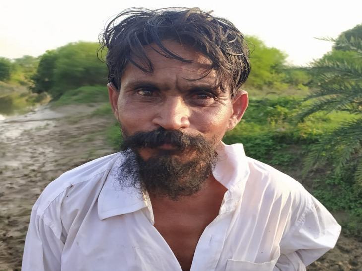रमेश ने कूदकर बच्ची की जान बचा ली।