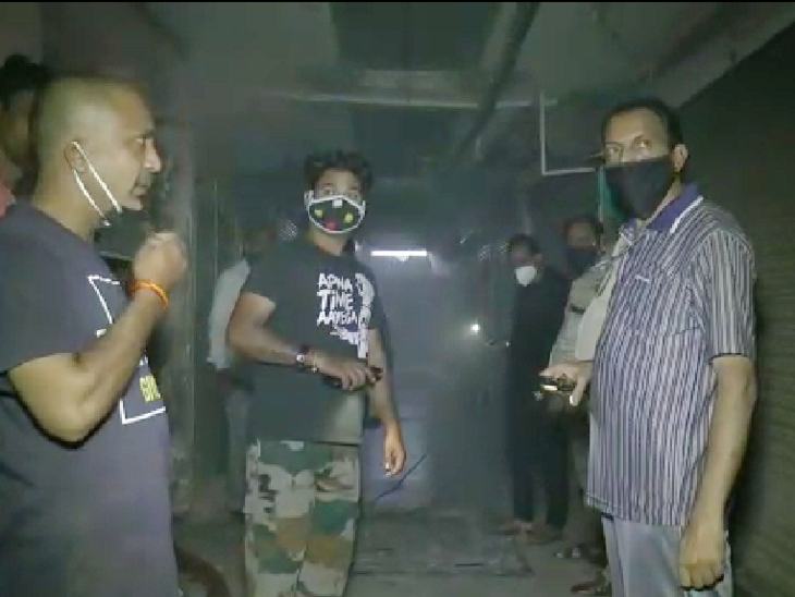 बिल्डिंग में कई दुकानें और गोदाम हैं, ऐसे में दुकानदार आग देख परेशान हो गए।