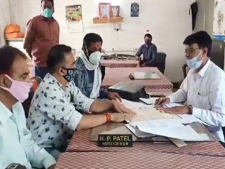 बसों में डीजल की व्यवस्था के लिए खंडेलवाल ने दिया ज्ञापन।