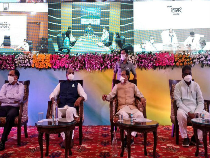 कोरोना वॉरियर्स के सम्मान समारोह में मंच पर सीएम शिवराज के साथ मंत्री विश्वास सारंग, प्रभुराम चौधरी।