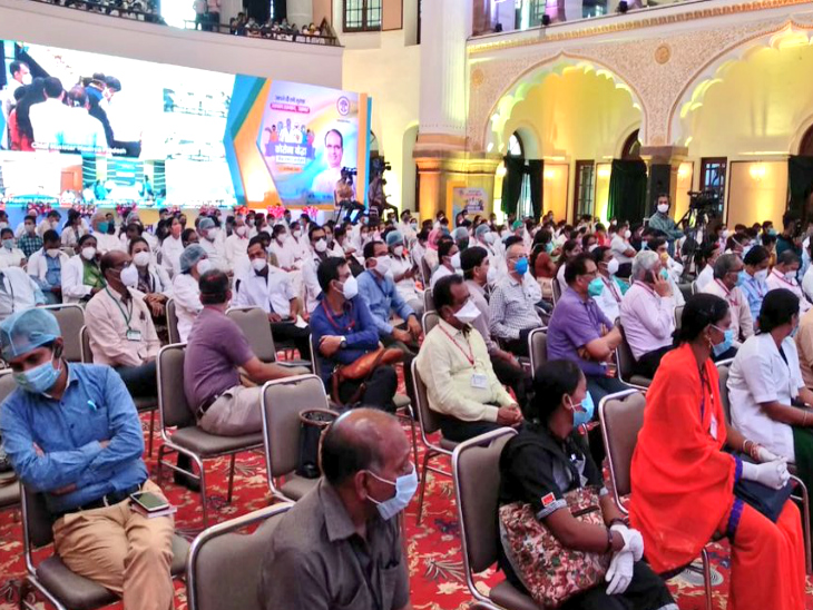 भोपाल के मिंटो हाॅल में हुआ कोरोना वॉरियर्स का सम्मान।