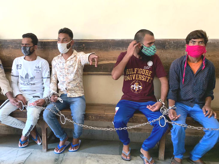 सुनवाई के दौरान अदालत परिसर में गैंगरेप के आरोपी मौजूद रहे।