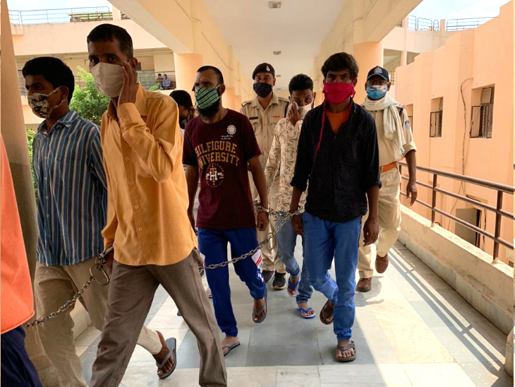 अदालत में सजा सुनाने के बाद आरोपियों को पुलिस लेकर गई।