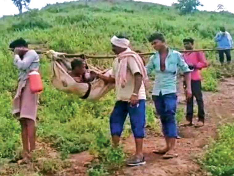 मरीज को झोली में डाल रोसर अस्पताल ले जाते।