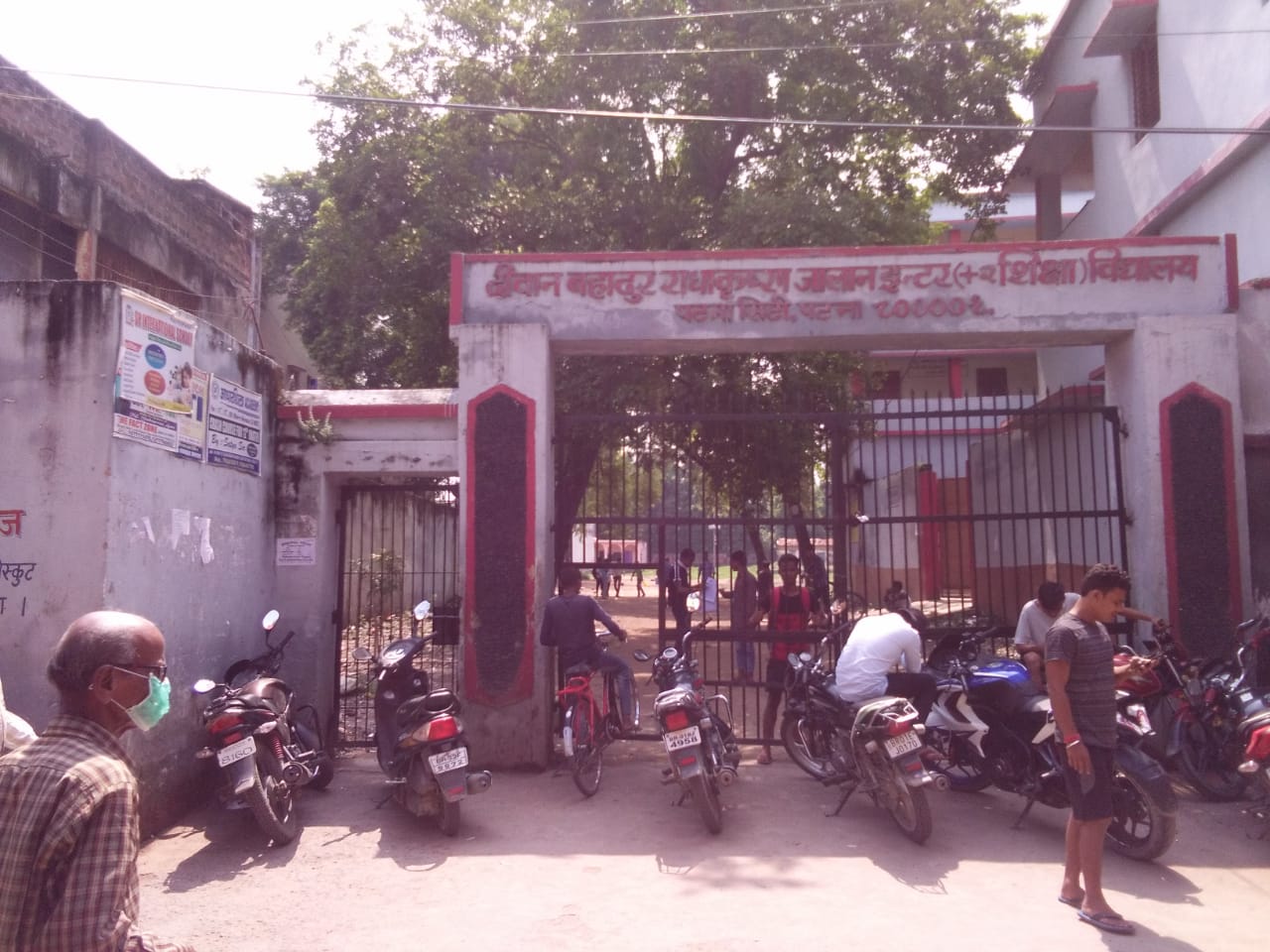 पटना सिटी स्थित इसी दीवान बहादुर राधा कृष्ण जालान हाई स्कूल के शिक्षक हैं कामता प्रसाद सिन्हा।