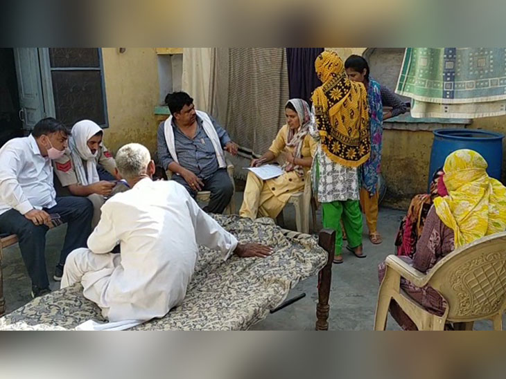 हत्या की सूचना के बाद मृतक के घर पहुंचकर परिजनों के बयान दर्ज करती पुलिस टीम।
