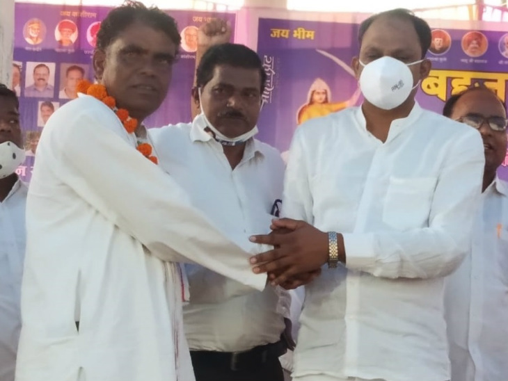 कांग्रेस के दलित नेता रमेश इटौरिया ने कांग्रेस का हाथ छोड़ बसपा में शामिल हो गए।