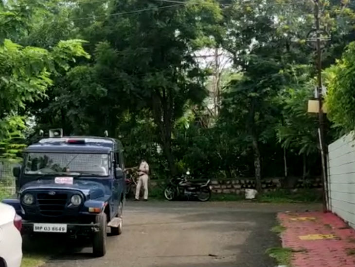 भोपाल पुलिस की टीम एक बार फिर मंगलवार दोपहर बाद शर्मा के घर पहुंची।