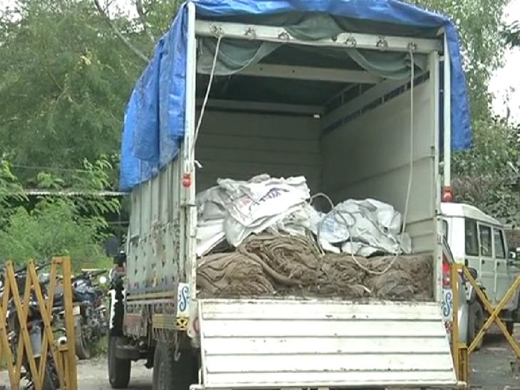 इसी लोडिंग वाहन में भरकर ले जा रहे थे शराब।