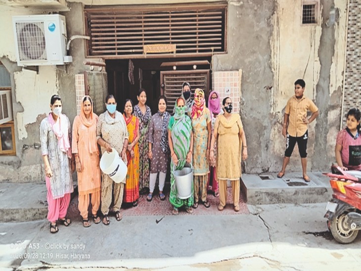 न्यू माॅडल टाउन में पानी सप्लाई न हाेने की वजह से खाली बर्तन लेकर खड़ी महिलाएं।