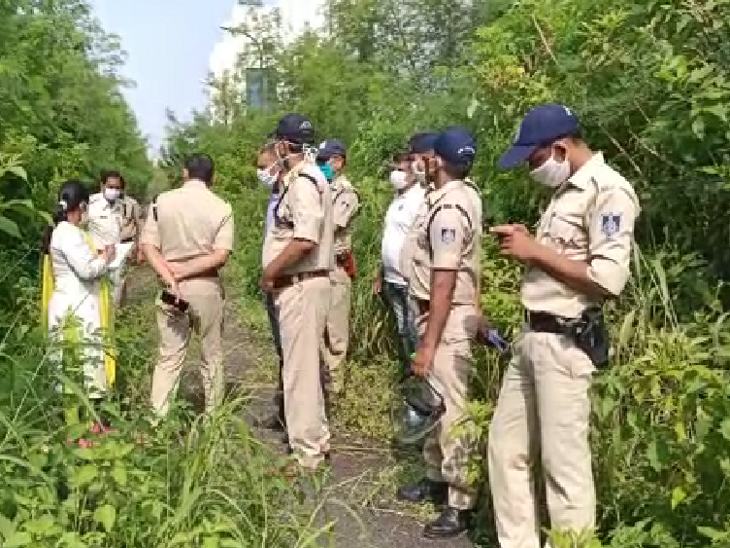 कंपनी के परिसर की झाड़ियों में दोनों युवकों के शव मिले।