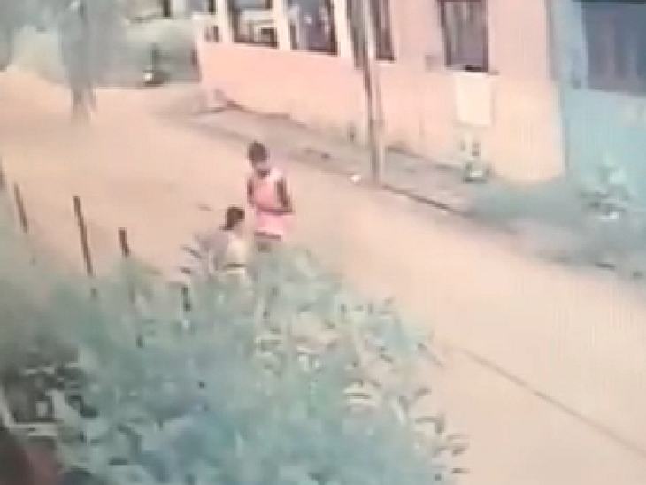 महिला को शक होने पर उसने बचने की कोशिश की।