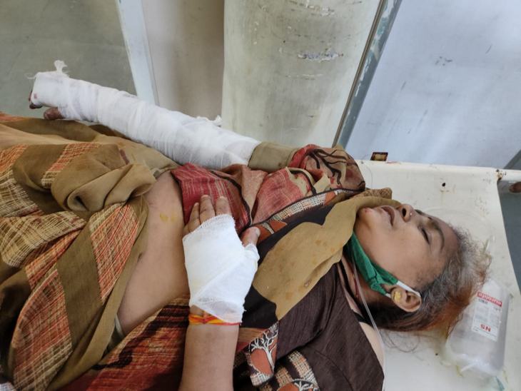 टीआई की पत्नी को गंभीर चोट आई है। हादसा सुबह करीब 9 बजे हुआ।
