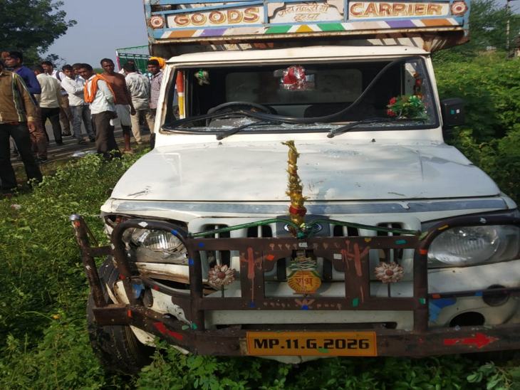 पिकअप वाहन ने सामने से टक्कर मारी। टीआई बदनावर से सरदारपुर की ओर जा रहे थे।