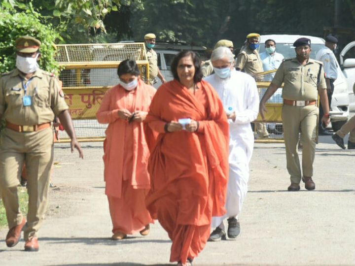 फैसले के बाद बाहर आती साध्वी ऋतंभरा।
