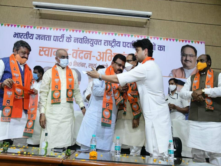 भाजपा की राष्ट्रीय टीम में चुने गए नेताओं का भाजपा प्रदेश कार्यालय में स्वागत किया गया। इस दौरान एक्शन में ज्याेतिरादित्य सिंधिया। उन्होंने चेहरे पर मास्क नहीं लगाया था।