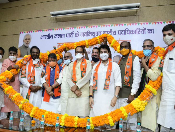 कोरोना काल में चुनाव की बहार है, इसलिए स्वागत में इतना विशाल फूलों का माला लाया गया है।
