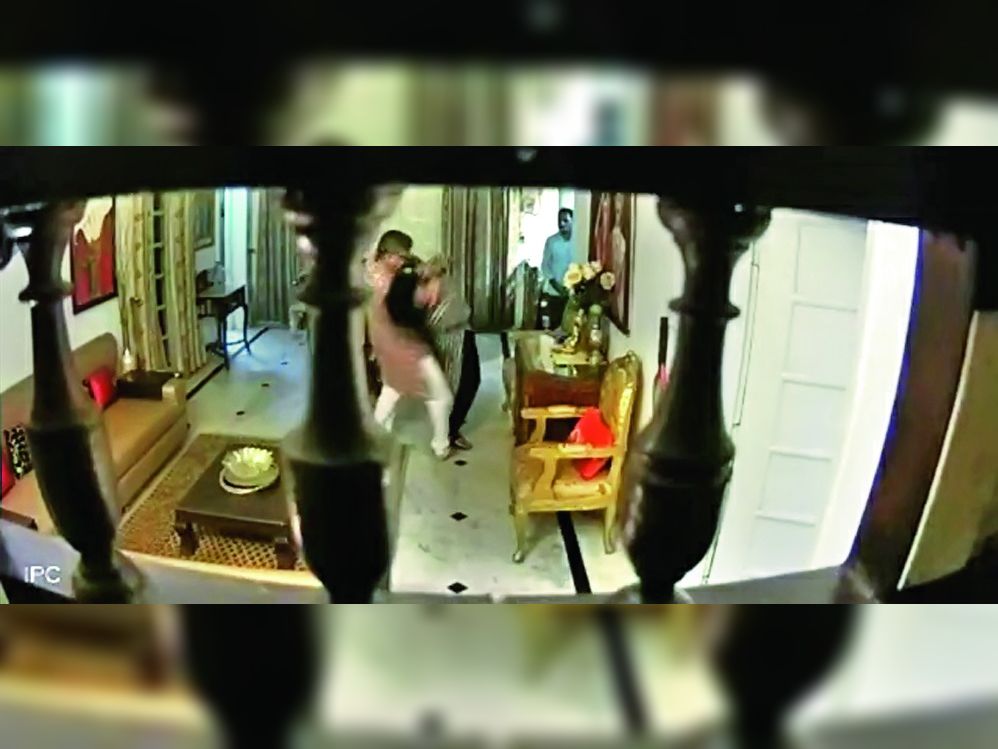 वीडियो में इस तरह शर्मा अपनी पत्नी पर हमला करते नजर आए थे।