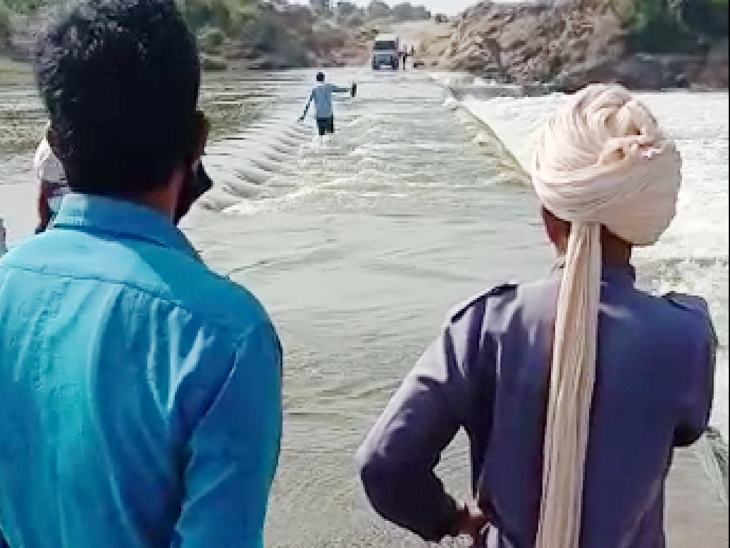 चौकीदार और किराने पर खड़े लोग उसे आगे नहीं बढ़ने का कहते रहे।