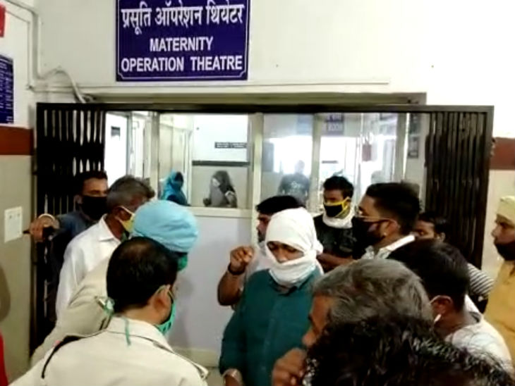 पुलिस से परिजन ऑपरेशन थियेटर के बाहर शिकायत करते हुए।