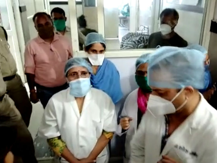 अस्पताल में हंगामा होने की सूचना पर सिविल सर्जन भी मौके पर पहुंचे और सफाई दी।