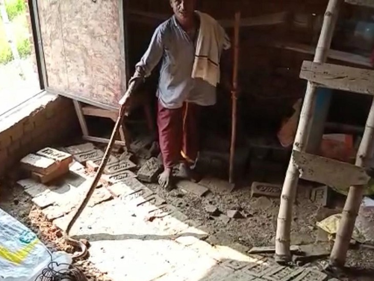 अखिलेश ने करीब 5 फुट लंबे उस विषैले सांप को काफी मशक्कत के बाद पकड़ लिया।