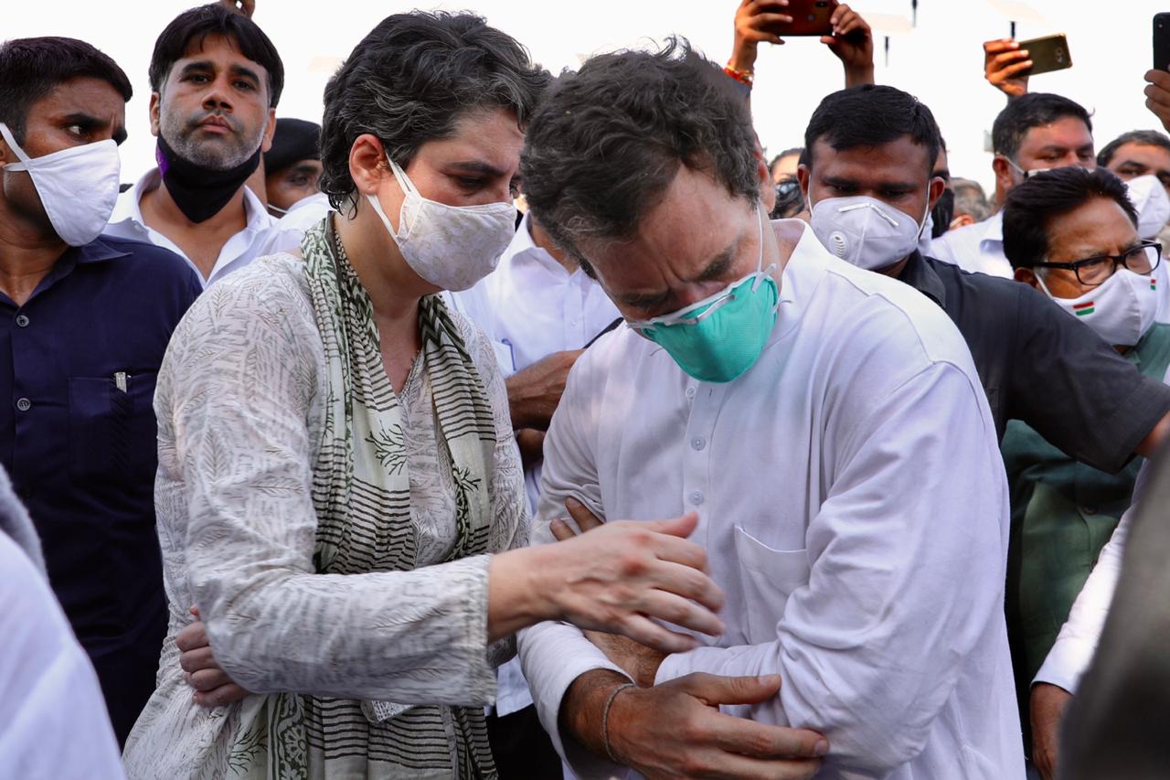 राहुल को संभालते हुए प्रियंका।