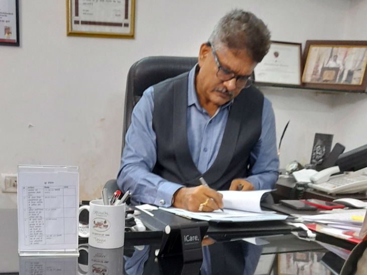 शर्मा का कहना है कि अब तक किसी अधिकारी पर कभी कोई कार्रवाई नहीं की गई। सिर्फ उन्हीं पर बिना किसी ठोस कारण के कार्रवाई कैसे की गई।