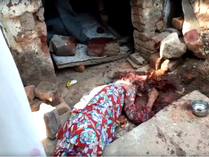 जिन पत्थरों से मां का सिर कुचला था, वह पास में ही रखे थे और उन पर खून भी लगा हुआ है।
