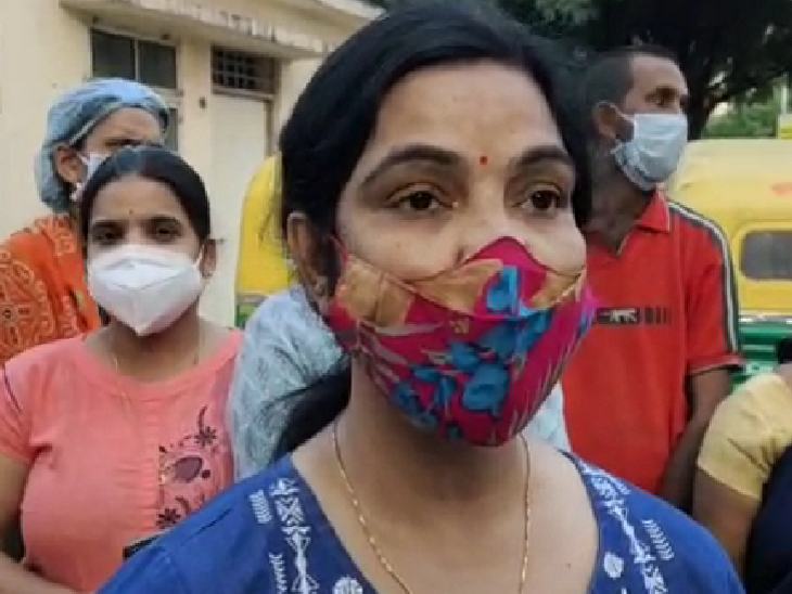 स्टाफ नर्स रानी ने कहा कि अटेंडर आए दिन इस प्रकार की हरकत करते हैं।