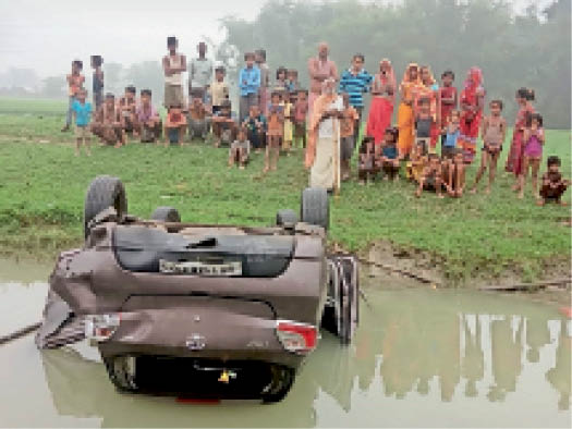चौरा नहर में गिरी कार और मौके पर जुटी लोगों की भीड़।