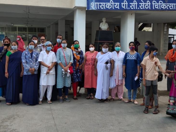 गुस्साए स्टाफ ने कहा कि यह आए दिन की बात हो गई है, जब हम पर कोई भी हमला करने आ जाता है।