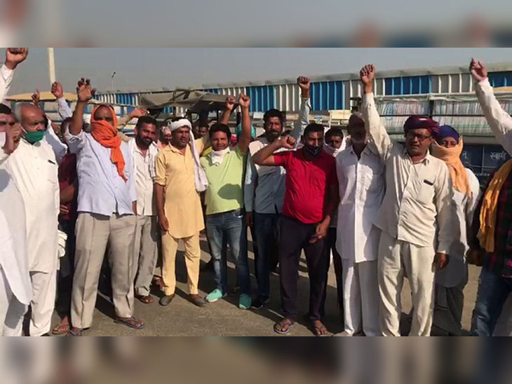 राइस मिलर्स, आढ़तियों और प्रशासन के खिलाफ नारे लगाते धान बेचने आए क्षेत्र के किसान।