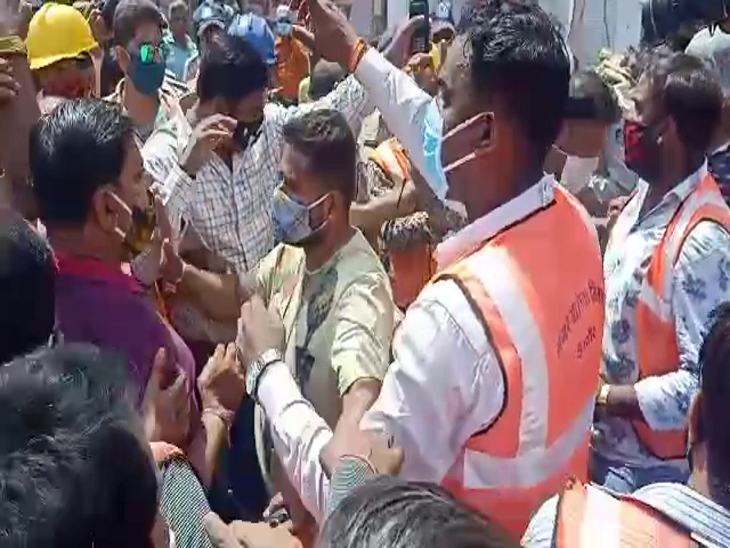 लोगों ने निगम की टीम का जमकर विरोध किया।