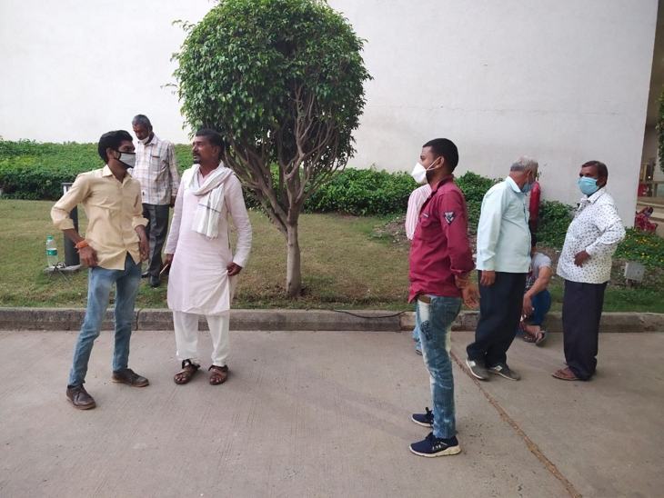 परिजन युवक को अस्पताल लेकर पहुंचे।
