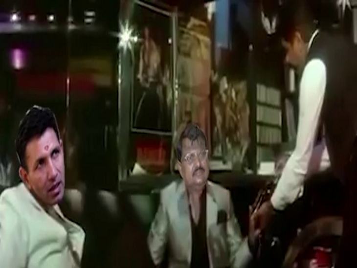 फिल्मी डायलॉग के साथ गुड्डू का चेहरा लगाया गया है।