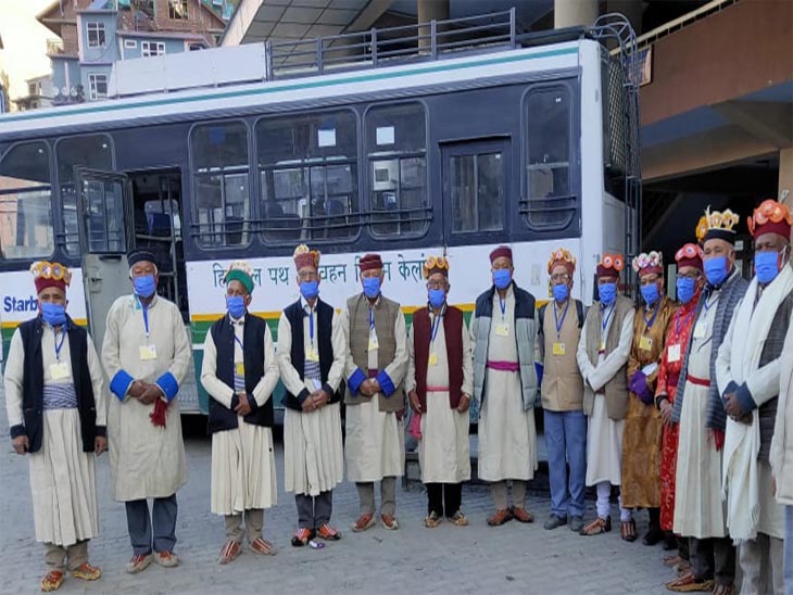 केलांग बस स्टेंड से बुजुर्गों को लाया गया