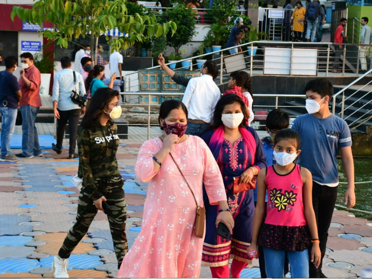 क्रूज की सवारी के लिए पर्यटकों का क्रेज देखते बन रहा था।