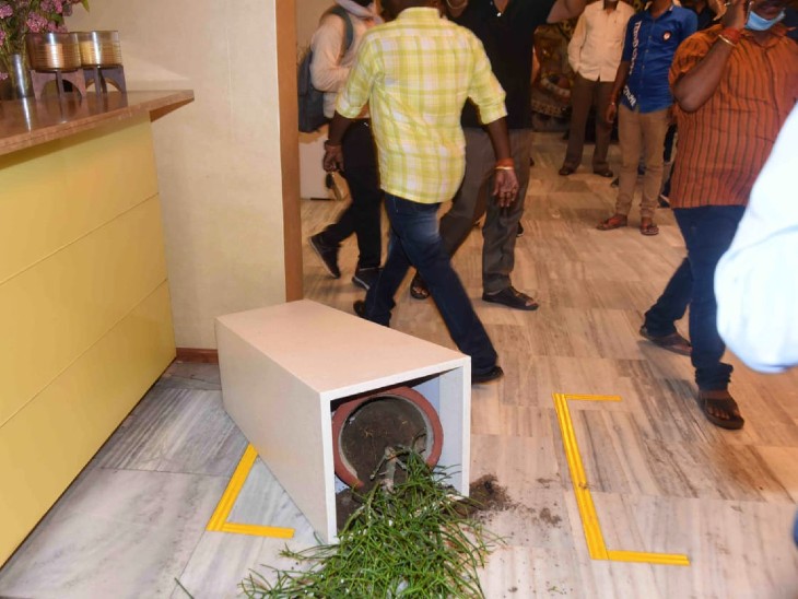 वीआईपी पार्टी के कार्यकर्ताओं ने होटल मौर्या में गमले गिरा दिए।