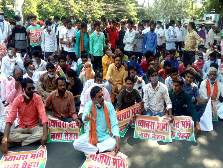 ब्यावरा से आए टिकट के दावेदारों के समर्थक भोपाल पहुंच गए हैं।