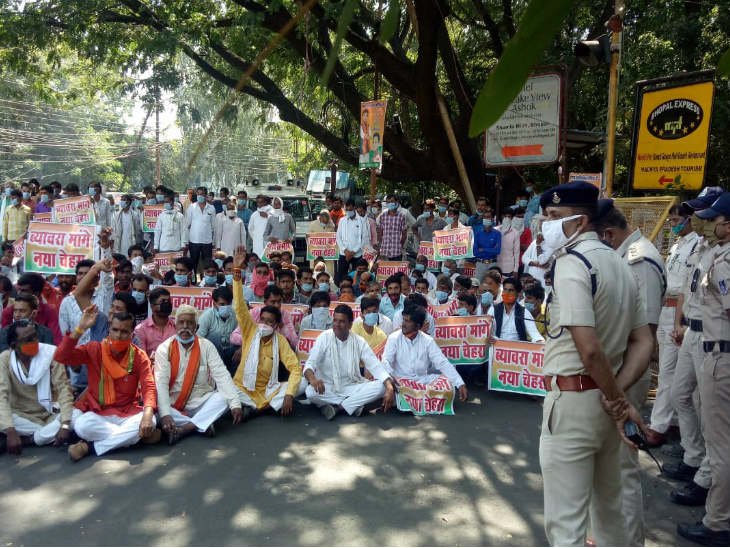 सीएम हाउस के गेट पर सैकड़ों लोग पहुंचे हैं और जमकर नारेबाजी की है।