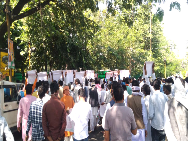 समर्थक हाथ में तख्तियां और पोस्टर लिए हैं।