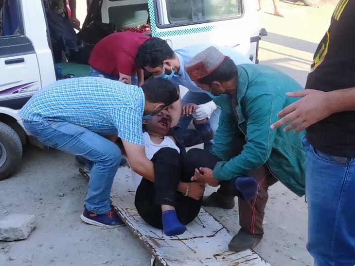 5 घायलों का इलाज बंजार अस्पताल में चल रहा