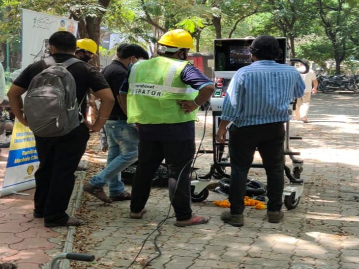 कंपनी के कर्मचारी निगमकर्मियों को ऑपरेट करने के लिए ट्रेंनिंग दे रहे हैं।