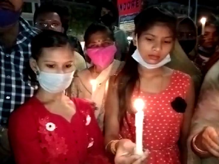 बच्चे भी मार्च में शामिल हुए।