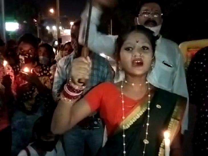 हाथ में तलवार लिए विरोध में चलीं महिलाएं और युवतियां।