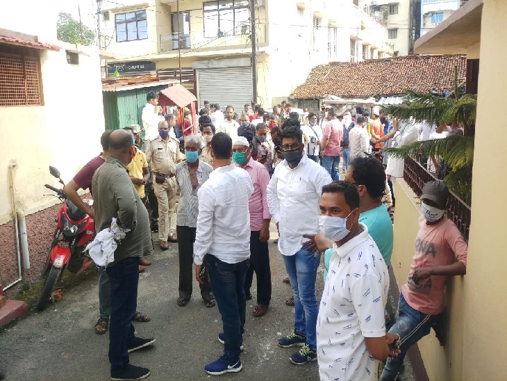घटनास्थल पर जुटी भीड़।