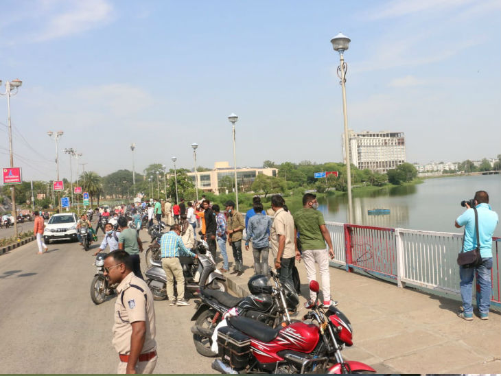 युवक के पानी में छलांग लगाने के बाद मौके पर भीड़ लग गई।