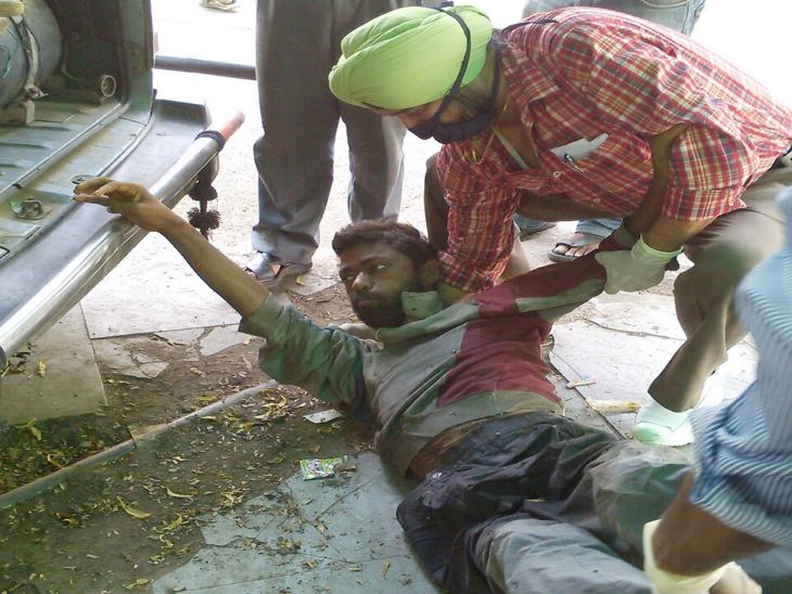सड़क किनारे, बस स्टैंड कहीं भी बेसहारा दिखे, तो सूदन मदद को खड़े रहते थे।